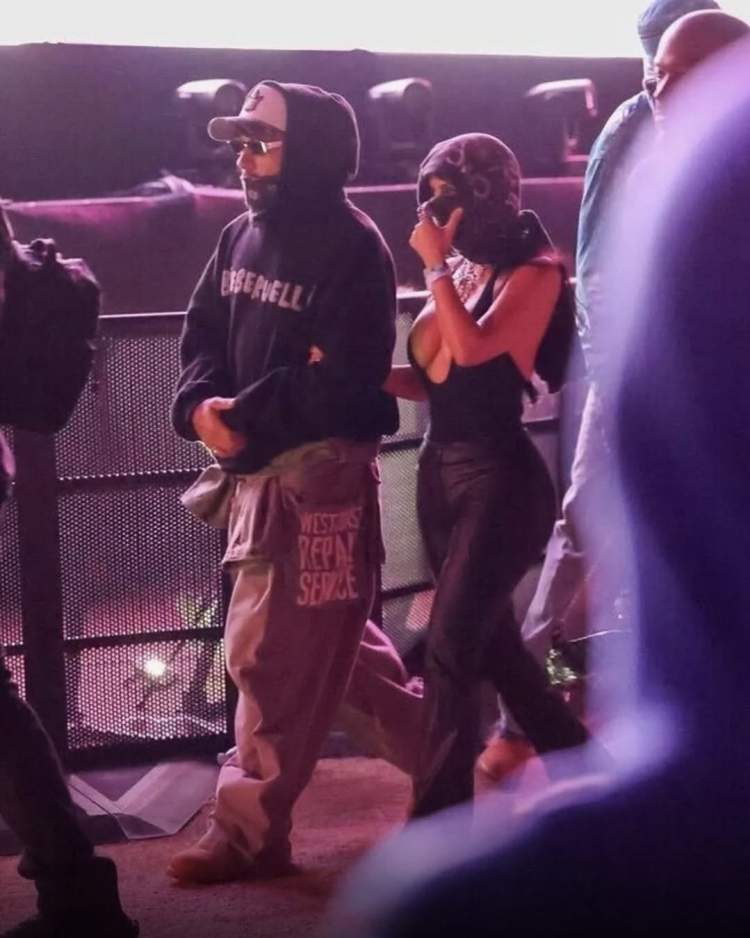 Me maska për t’u fshehur, por Kim dhe Hamilton bien sërish në sy në këtë vend!