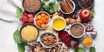 Ushqimet që stabilizojnë sheqerin në gjak dhe ato që duhen shmangur