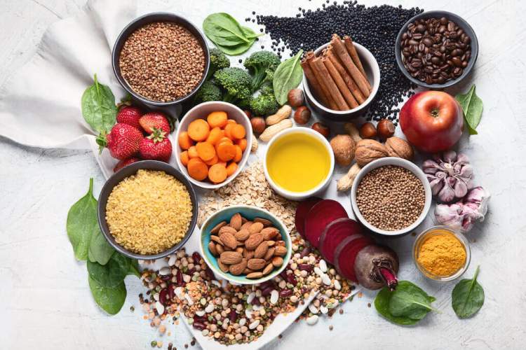 Ushqimet që stabilizojnë sheqerin në gjak dhe ato që duhen shmangur