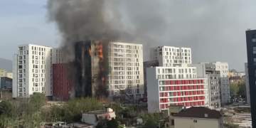 Panik në kryeqytet: Pallati përfshihet nga flakët, raportohet për të asfiksuar