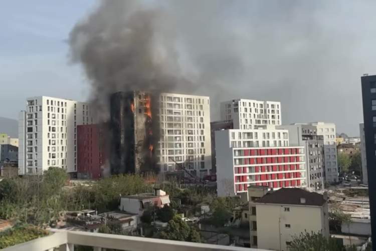 Panik në kryeqytet: Pallati përfshihet nga flakët, raportohet për të asfiksuar