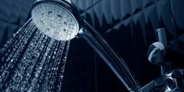 Prej dy ditësh e bllokuar në dush, e moshuara në Korçë shpëton falë fqinjit