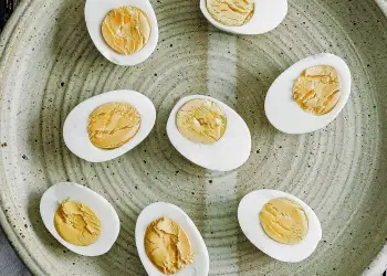 A janë të sigurta vezët me të verdhë jeshile? Ja çfarë thonë ekspertët