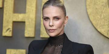 Charlize Theron “godet” Timothée Chalamet për komentet mbi baletin: Mezi pres ta takoj!