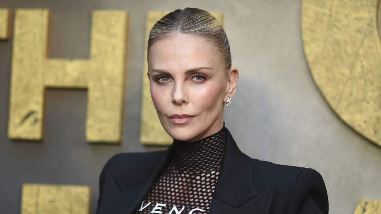 Charlize Theron “godet” Timothée Chalamet për komentet mbi baletin: Mezi pres ta takoj!