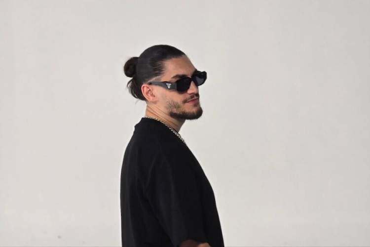 Adioni në një lidhje me këtë këngëtare të njohur?