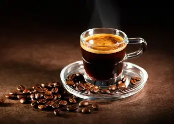 Ekspertët paralajmërojnë: shmangni kafen menjëherë pas vakteve