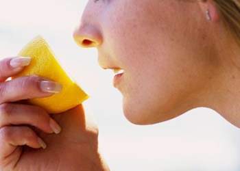 Studimi: nuhatja e limonit ju bën më produktivë në punë