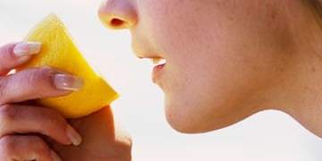 Studimi: nuhatja e limonit ju bën më produktivë në punë