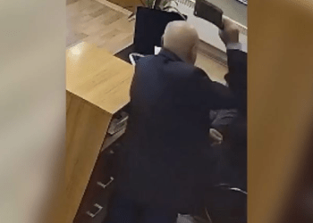 E rëndë në Turqi: i moshuari sulmon nëpunësin me hanxhar brenda zyrës