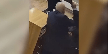 E rëndë në Turqi: i moshuari sulmon nëpunësin me hanxhar brenda zyrës