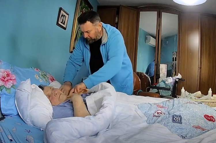 Spitali refuzon të mjekojë mjeken 82-vjeçare, i biri kujdeset për të me sugjerimet e ChatGPT-s
