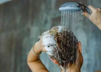 Dush në darkë apo në mëngjes? Ja çfarë thonë ekspertët