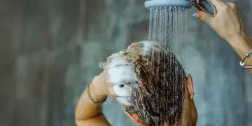 Dush në darkë apo në mëngjes? Ja çfarë thonë ekspertët