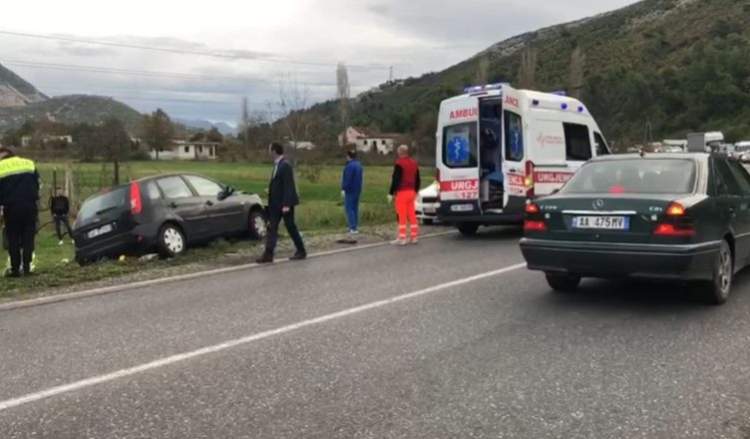 Përplasen 2 automjete në Rrugën e Kombit, 2 të vdekur dhe 5 të plagosur