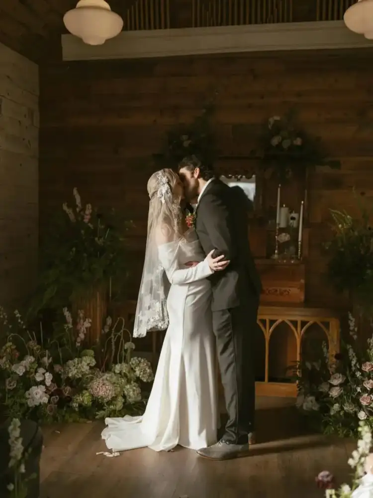 Ylli i “Vampire Diaries” Candice King martohet në fshehtësi