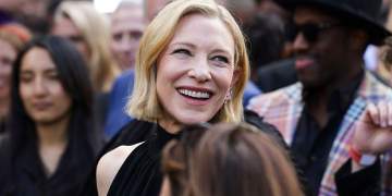 Cate Blanchett mahnit me elegancë në Lanvin në Çmimet Olivier, por gjesti ndaj një kalimtari ndez rrjetin