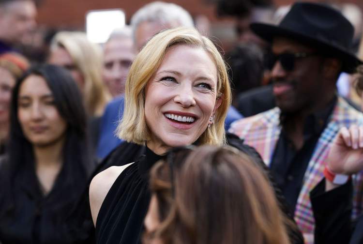 Cate Blanchett mahnit me elegancë në Lanvin në Çmimet Olivier, por gjesti ndaj një kalimtari ndez rrjetin