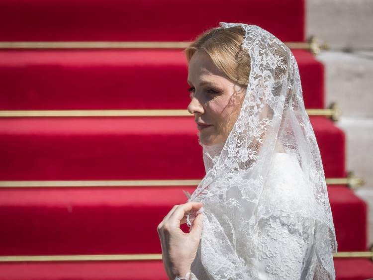Privilegji i të bardhës: Pse Grace Kelly nuk mund të vishte të bardha para Papës, ndërsa Princesha Charlene mundet