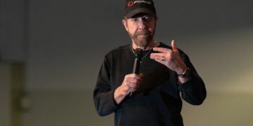 Familja e Chuck Norrisit kritikon ashpër informacionin e rremë dhe videot e inteligjencës artificiale rreth vdekjes së aktorit