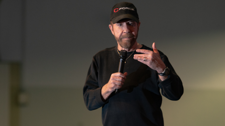 Familja e Chuck Norrisit kritikon ashpër informacionin e rremë dhe videot e inteligjencës artificiale rreth vdekjes së aktorit