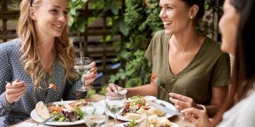 Asnjë celular në tavolinë: Trendi i ri i ngrënies që dëshiron të na bëjë më “të pranishëm”