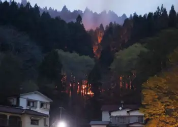 Japonia në alarm/ Dy zjarre gjigante jashtë kontrollit, mijëra banorë largohen nga shtëpitë
