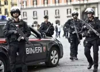 Tronditëse në Itali/ Nëna hidhet nga ballkoni së bashku me tre fëmijët, tre të vdekur dhe një në gjendje të rëndë