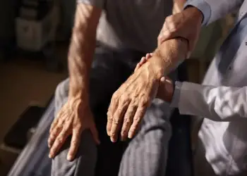 Fakti pas ‘Ozempic hands’: Çfarë po ndodh me duart tuaja?