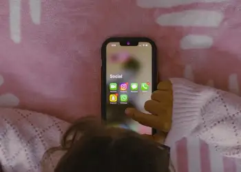 Pse humbasim orë të tëra gjumi çdo natë duke parë telefonat tanë?