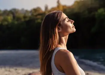 Cila vitaminë mund ta mbrojë trurin nga sëmundja e Alzheimerit?