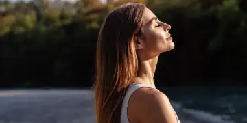 Cila vitaminë mund ta mbrojë trurin nga sëmundja e Alzheimerit?