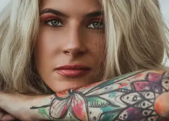 Tatuazhet: 7 rreziqe shëndetësore që duhet të merrni në konsideratë përpara se gjilpëra të “shkruajë” në lëkurë