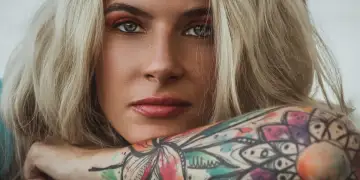 Tatuazhet: 7 rreziqe shëndetësore që duhet të merrni në konsideratë përpara se gjilpëra të “shkruajë” në lëkurë