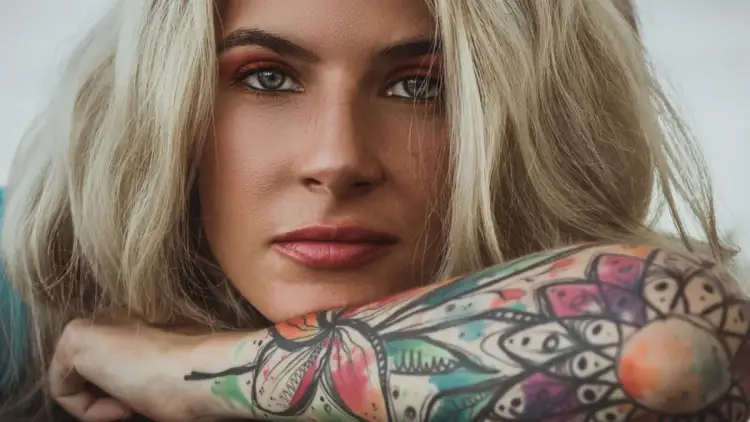 Tatuazhet: 7 rreziqe shëndetësore që duhet të merrni në konsideratë përpara se gjilpëra të “shkruajë” në lëkurë