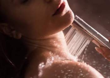 Trendet e bukurisë: Çfarë është dushi në errësirë ​​dhe pse është kaq popullor në rrjetet sociale?