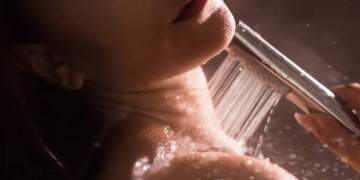 Trendet e bukurisë: Çfarë është dushi në errësirë ​​dhe pse është kaq popullor në rrjetet sociale?