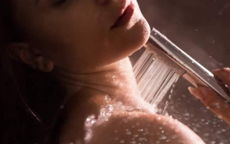 Trendet e bukurisë: Çfarë është dushi në errësirë ​​dhe pse është kaq popullor në rrjetet sociale?