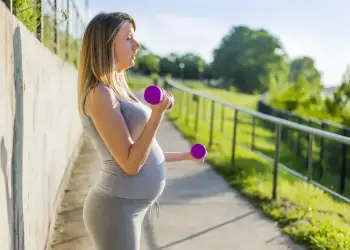 A lejohet stërvitja me pesha gjatë shtatzënisë?