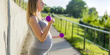 A lejohet stërvitja me pesha gjatë shtatzënisë?