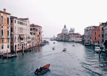 Venediku në alarm: masa të reja kundër rritjes së nivelit të detit