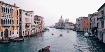 Venediku në alarm: masa të reja kundër rritjes së nivelit të detit