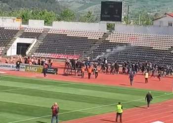 Tifozët e AF Elbasanit dhe KF Tiranës përleshje masive në fushë, ndërhyn policia