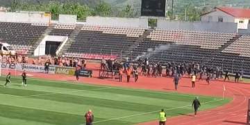 Tifozët e AF Elbasanit dhe KF Tiranës përleshje masive në fushë, ndërhyn policia