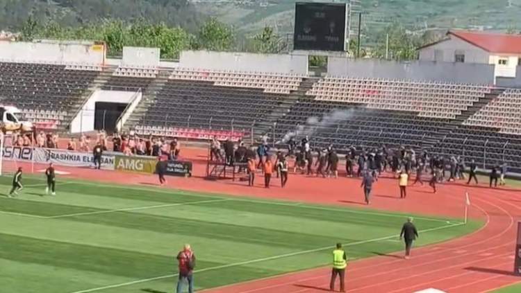 Tifozët e AF Elbasanit dhe KF Tiranës përleshje masive në fushë, ndërhyn policia