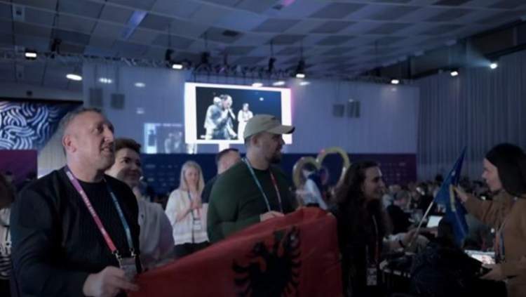 Gjesti i delegacionit serb në Eurovision, përpiqet të largojë flamurin e Kosovës: Nuk lejohet këtu