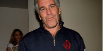Publikohet shënimi i Epstein para vetëvrasjes së tij në burg: Më hetuan për muaj të tërë, nuk gjetën asgjë