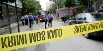 Alarm për bombë pranë Ambasadës së SHBA në Tiranë, një send i lënë mes të rrugës alarmon zonën