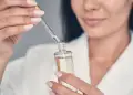 Shkenca që qëndron pas serumeve të vitaminës C: A funksionojnë ato vërtet?