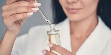 Shkenca që qëndron pas serumeve të vitaminës C: A funksionojnë ato vërtet?